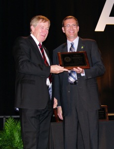 Rod Mailer receiving AOCS Fellow recognition from Timothy Kemper